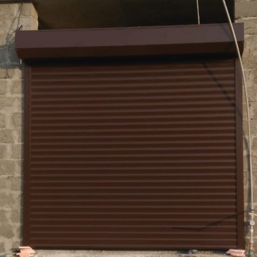 Рулонные ворота коричневого цвета в гараж 2125x2125