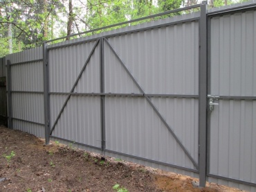 Распашные ворота для дачи из профнастила