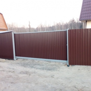 Откатные ворота с профнастилом для загородного дома 3100x2100