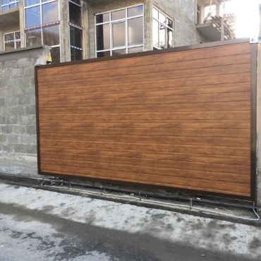 Откатные раздвижные ворота с отделкой под дерево 3200x2200